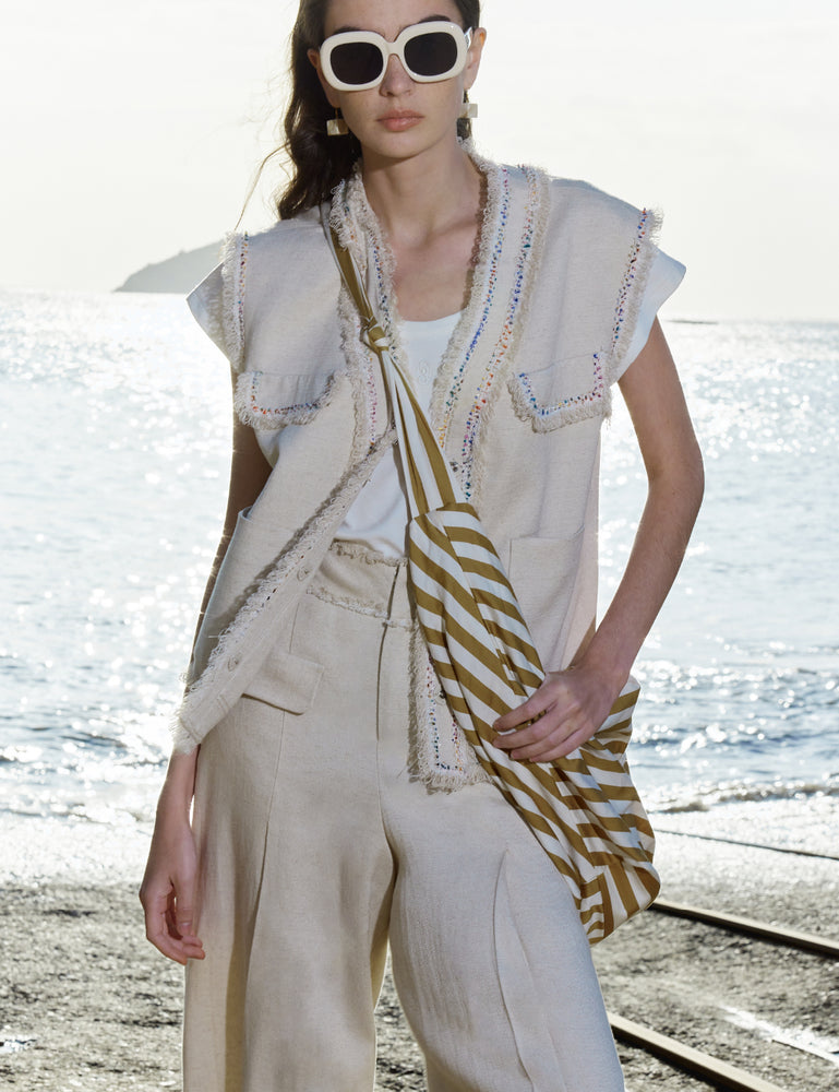 Raw-edge sleeveless jacket